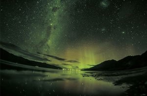 画像2: ◆希少品◆1000ピースジグソーパズル 銀河の果ての南極光(ニュージーランド)(KAGAYA) 《廃番商品》 やのまん 10-1307 (50×75cm) (2)