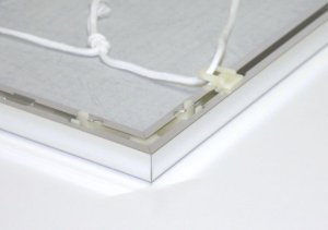 フレーム裏に紐通し用のパーツをひっかけて使用します。 <br> ※画像はイメージです。 <br>フレームカラーやサイズはそれぞれ異なります。 <br>