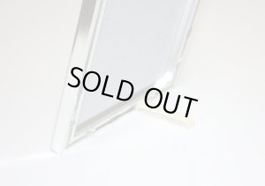 スタンド用の部品も付属します。 <br>用途にあわせてお使いください。 <br> ※画像はイメージです。 <br>フレームカラーやサイズはそれぞれ異なります。 <br>