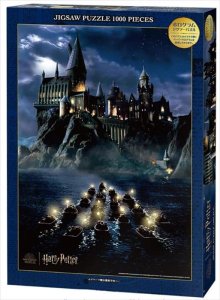 画像1: ■1000ピースジグソーパズル ホグワーツ魔法魔術学校へ…（ハリー・ポッター）〈ホログラムジグソー〉  テンヨー B-1000-822 (51×73.5cm) (1)