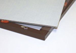 台紙と透明フィルムカバー ※画像はイメージです。 <br>フレームカラーやサイズはそれぞれ異なります。 <br>