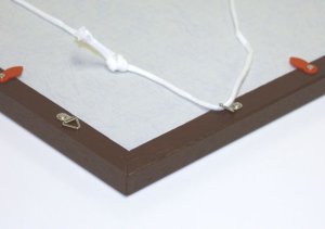 フレームの裏に紐通し用の金具が付いてます。 <br> ※画像はイメージです。 <br>フレームカラーやサイズはそれぞれ異なります。 <br>